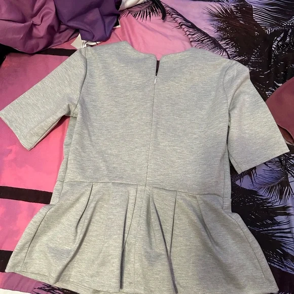 Vera Wang Peplum Blouse – Silky Gray Top – Size Small - Picture 4 of 4